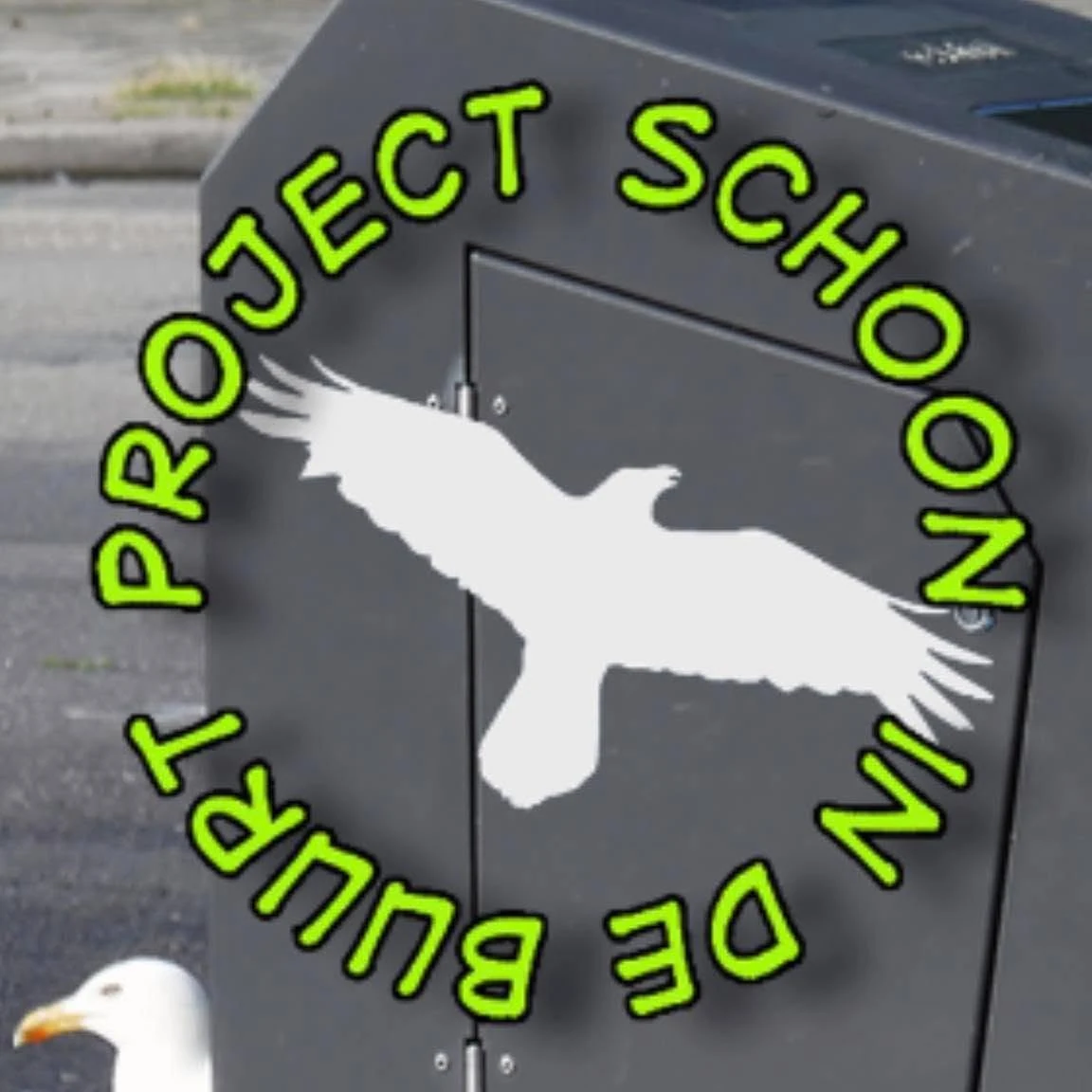 Logo van Project Schoon de Buurt op een grofvuilcontainer