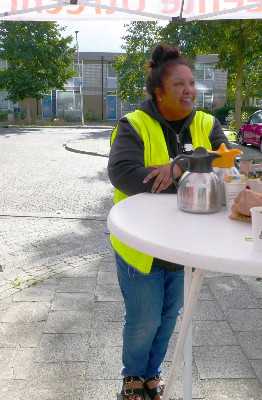 Een vrijwilliger zit klaar aan een tafel tijdens de inzameldag.